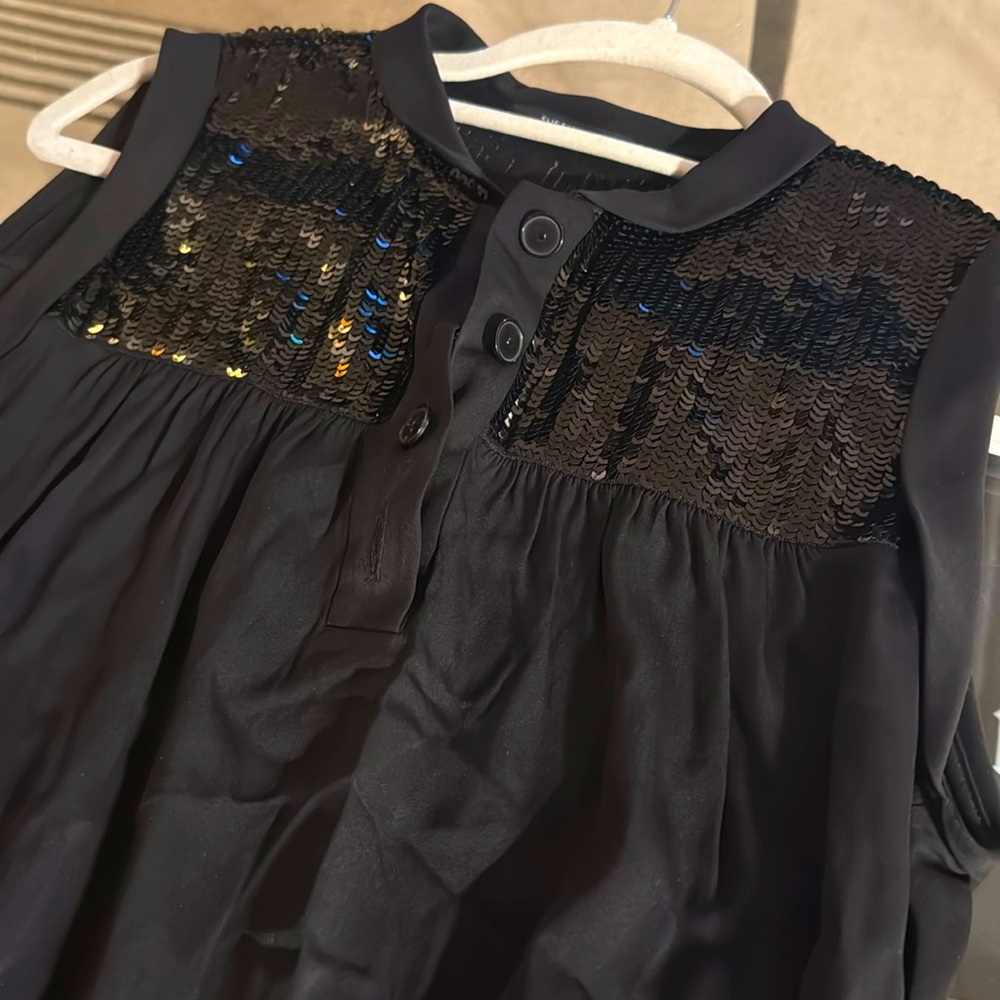 Beautiful sequined top from Tahari! Size Small.